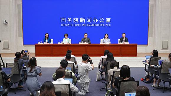 吴镇宇晒费曼王嘉尔合照
