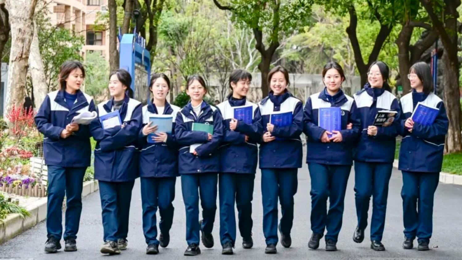 檀健次黑西装鸢尾花