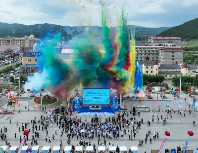 为悼念吴邦国同志天安门下半旗