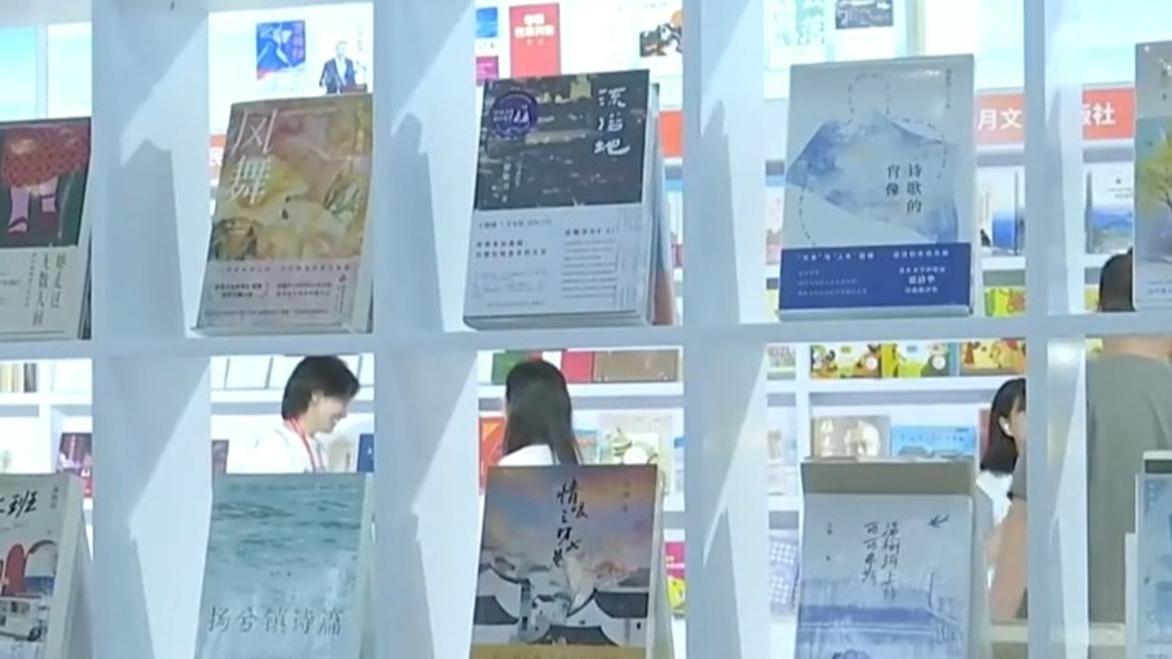 老头乐冲卡上高速逆行遇车祸