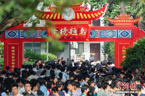 云南阿奎离世前直播称实在熬不住了