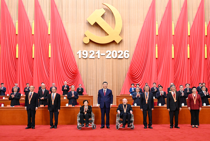 上海爷叔现身被大量股民围观